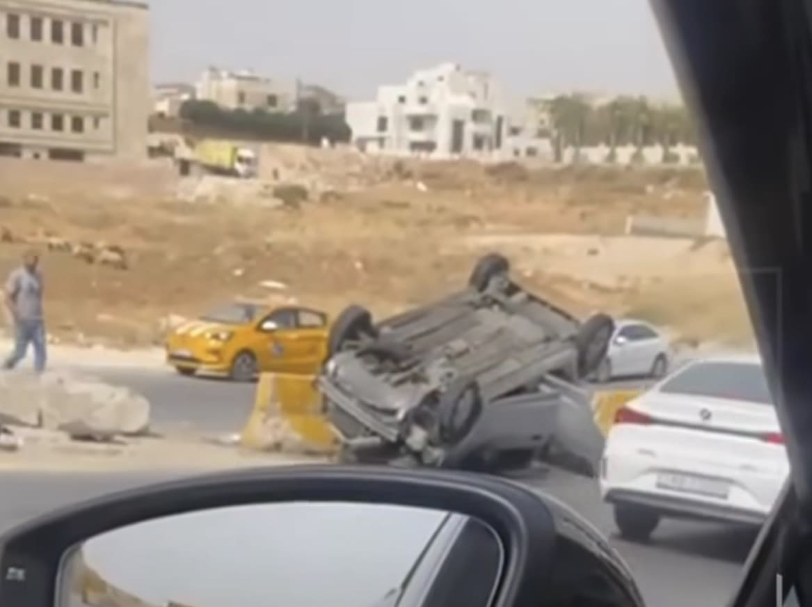 عاجل | بالفيديو .. حادث انقلاب مركبة في حي الصحابة