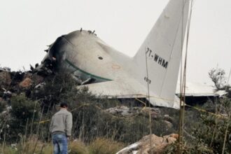 سقوط طائرة يودي بحياة 4 أشخاص في مطار بالجزائر