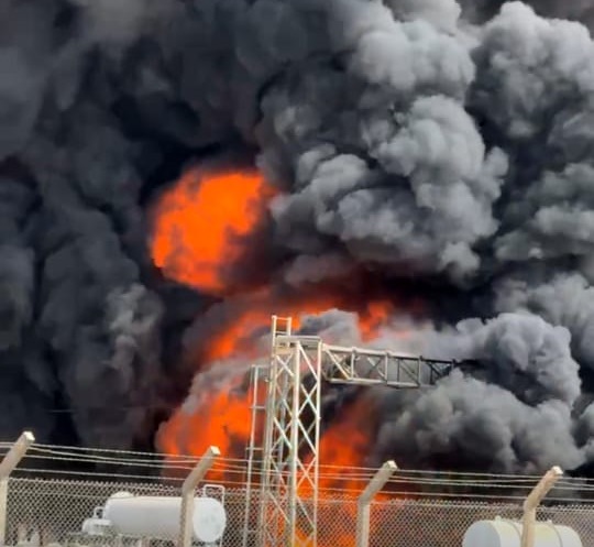 عاجل | حريق يتسبب بانقطاع الكهرباء عن وادي الأردن والشونة الشمالية .. فيديو