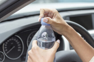 احذر من ترك زجاجة الماء في السيارة … لهذا السبب
