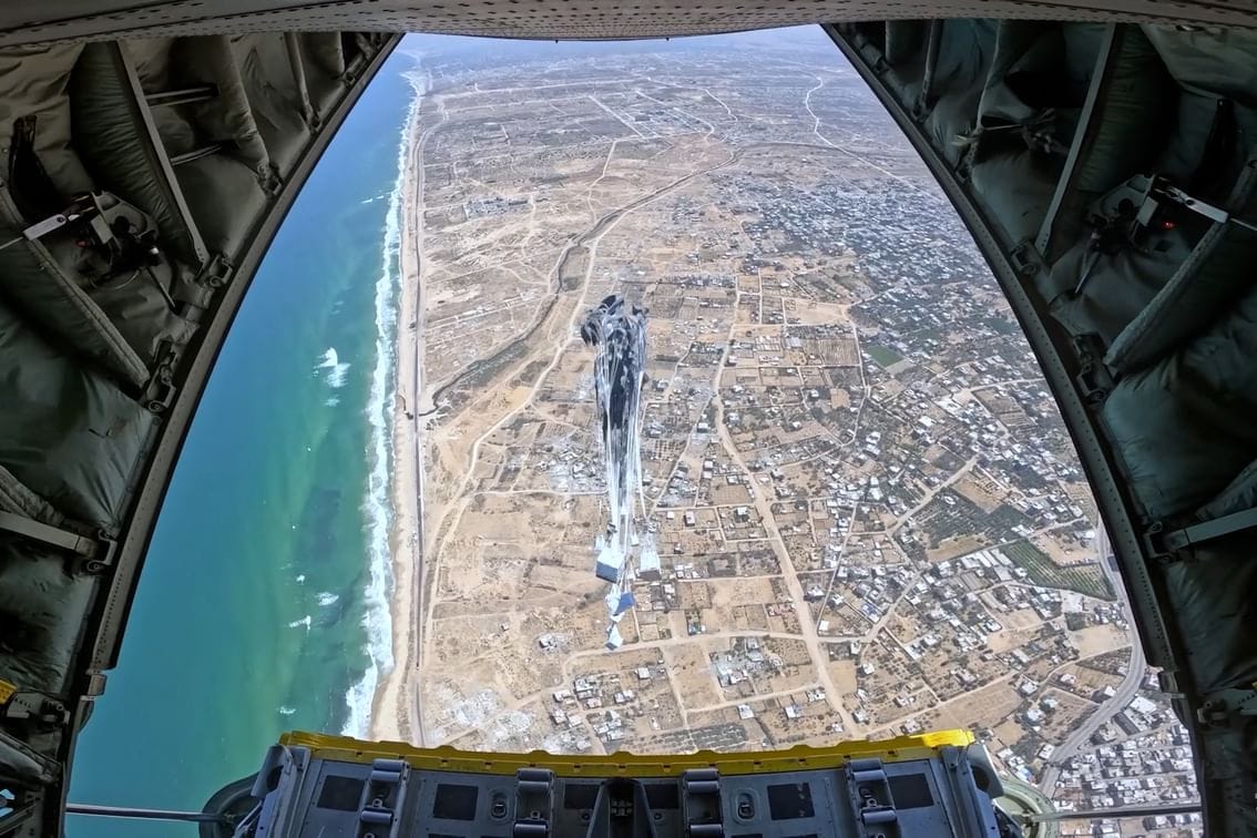 الإمارات تواصل جهودها الإغاثية بغزة من خلال الإسقاط الجوي رقم 59 ضمن عملية طيور الخير