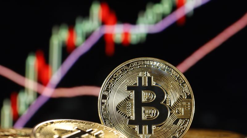 بتكوين تحلق إلى قمة تاريخية جديدة وسط توقعات بخفض الفائدة الأمريكية