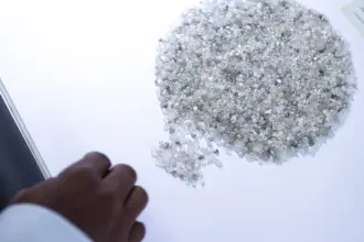 باحثون يبتكرون جهاز ألماس صغير لتشخيص سرطان الثدي المنتشر