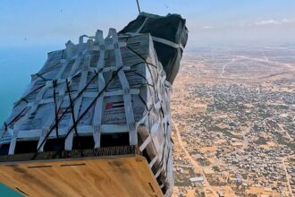 الإمارات تنفذ الإسقاط الجوي الـ61 ضمن عملية "طيور الخير" وتُدخل 20 شاحنة مساعدات غذائية إلى غزة
