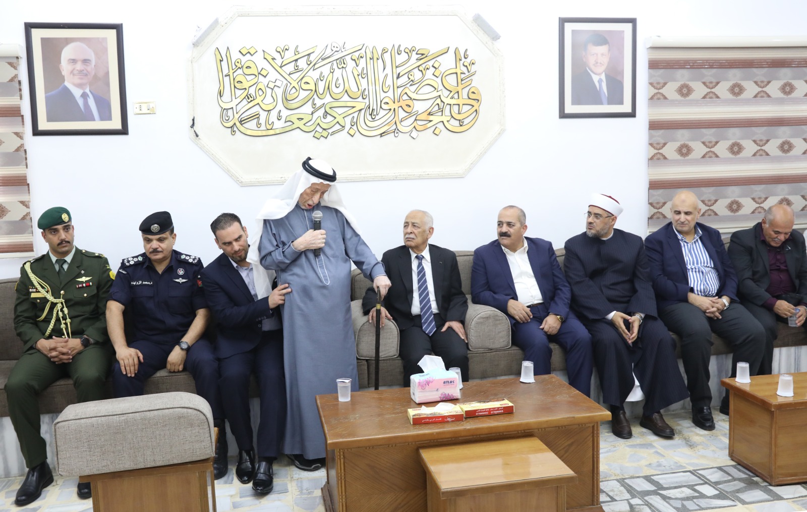 مندوباً عن الملك وولي العهد.. العيسوي يعزي عشائر العكور والشرع والمجالي والبلوي