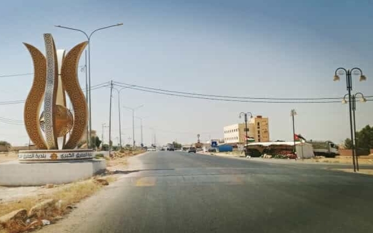 أهالي الغدير الأخضر والأبيض في المفرق يطالبون بتحسين الخدمات الأساسية .. فيديو