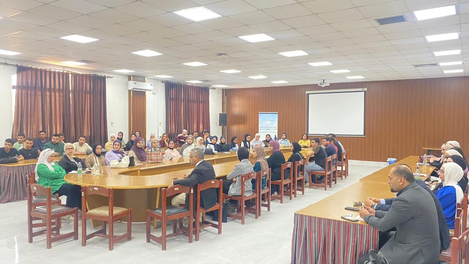 جلسة نقاشية في الجامعة الهاشمية تؤكد على أهمية انخراط الشباب الجامعي في العمل الحزبي: بين الواقع والمأمول.