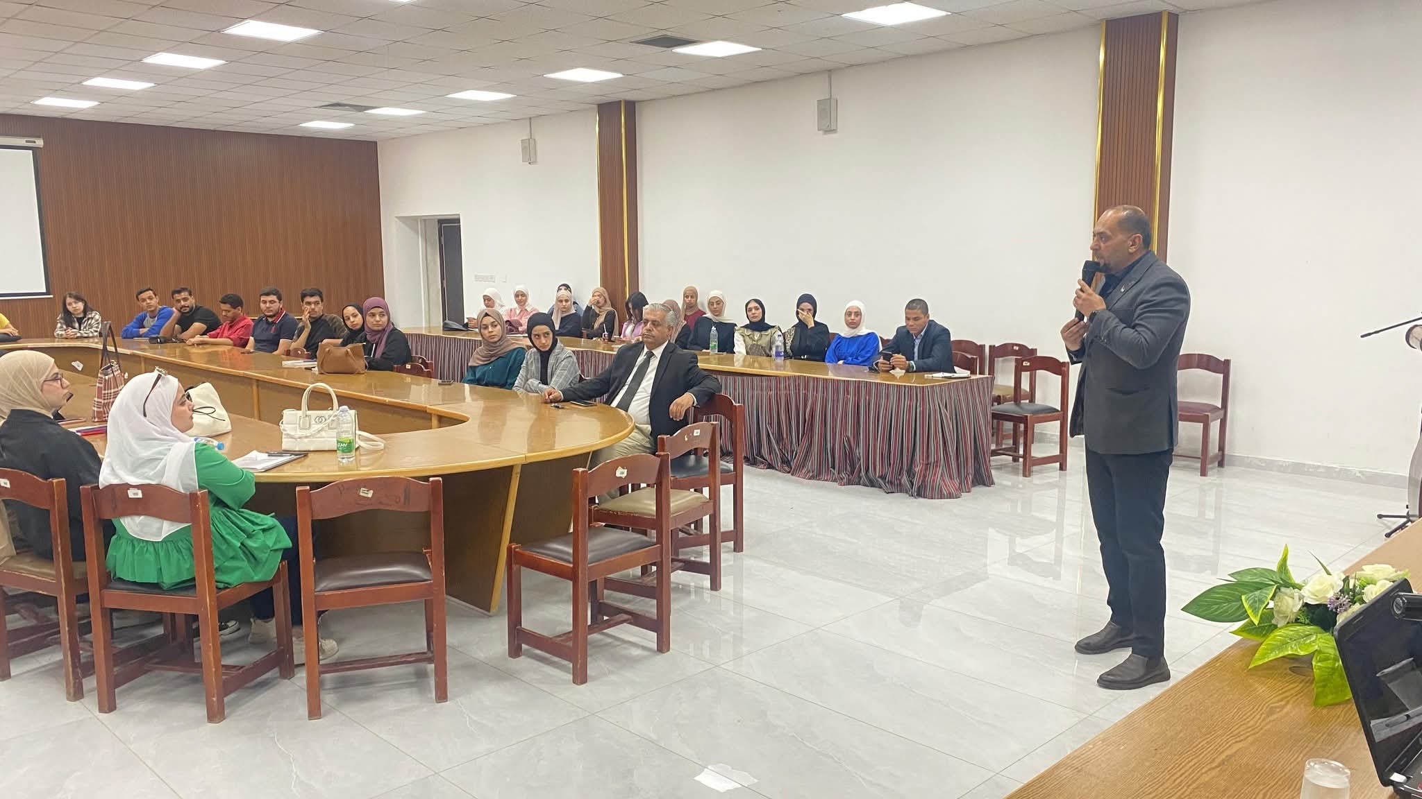 جلسة نقاشية في الجامعة الهاشمية تؤكد على أهمية انخراط الشباب الجامعي في العمل الحزبي: بين الواقع والمأمول.