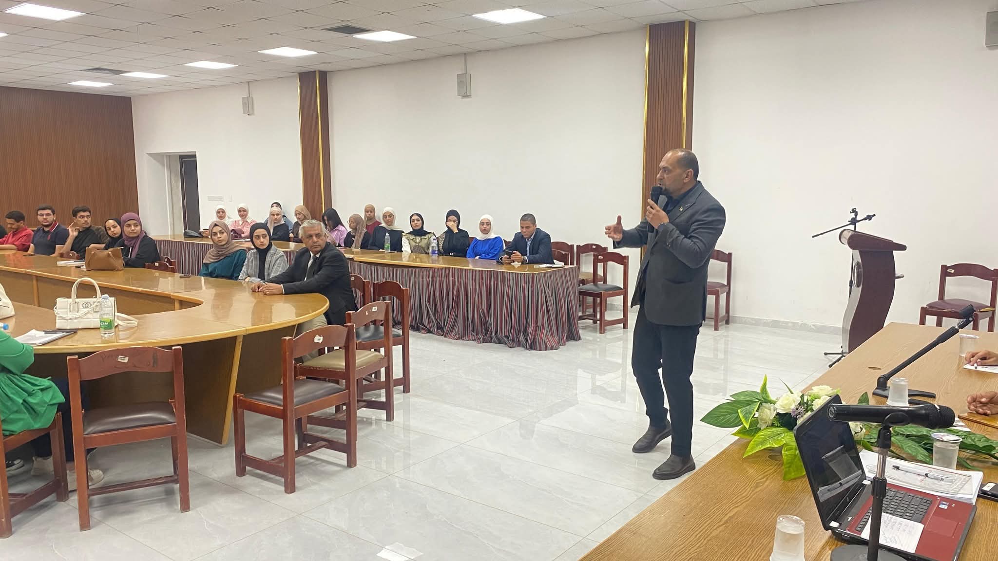 جلسة نقاشية في الجامعة الهاشمية تؤكد على أهمية انخراط الشباب الجامعي في العمل الحزبي: بين الواقع والمأمول.