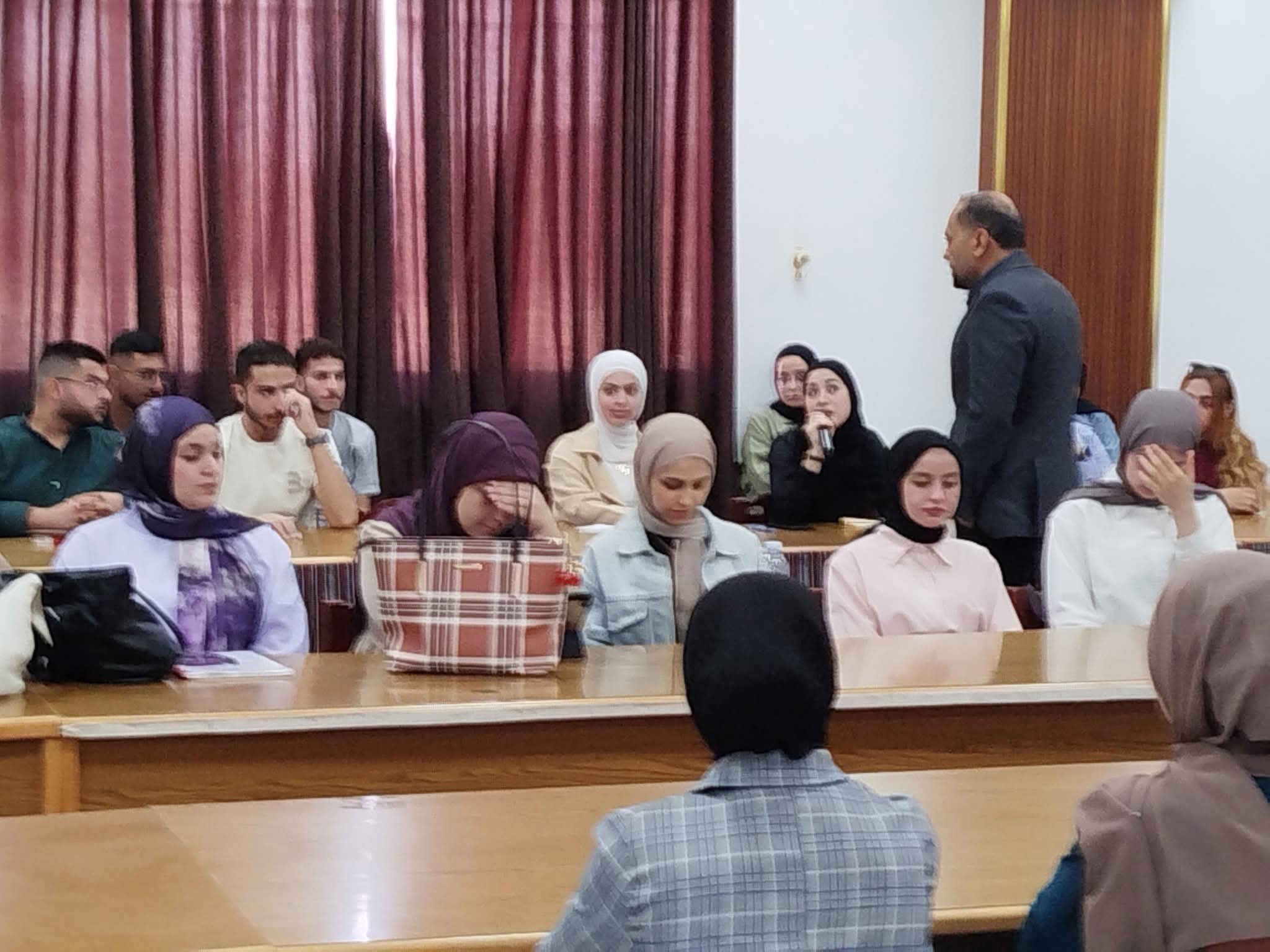 جلسة نقاشية في الجامعة الهاشمية تؤكد على أهمية انخراط الشباب الجامعي في العمل الحزبي: بين الواقع والمأمول.