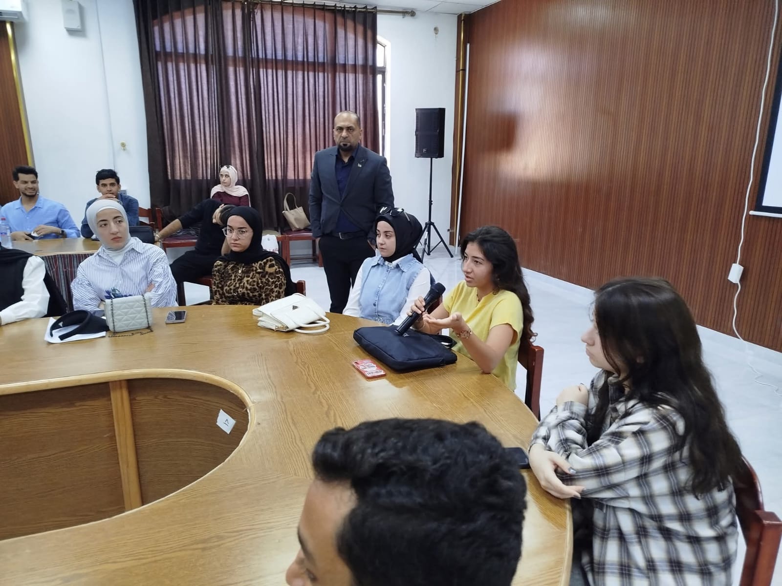جلسة نقاشية في الجامعة الهاشمية تؤكد على أهمية انخراط الشباب الجامعي في العمل الحزبي: بين الواقع والمأمول.