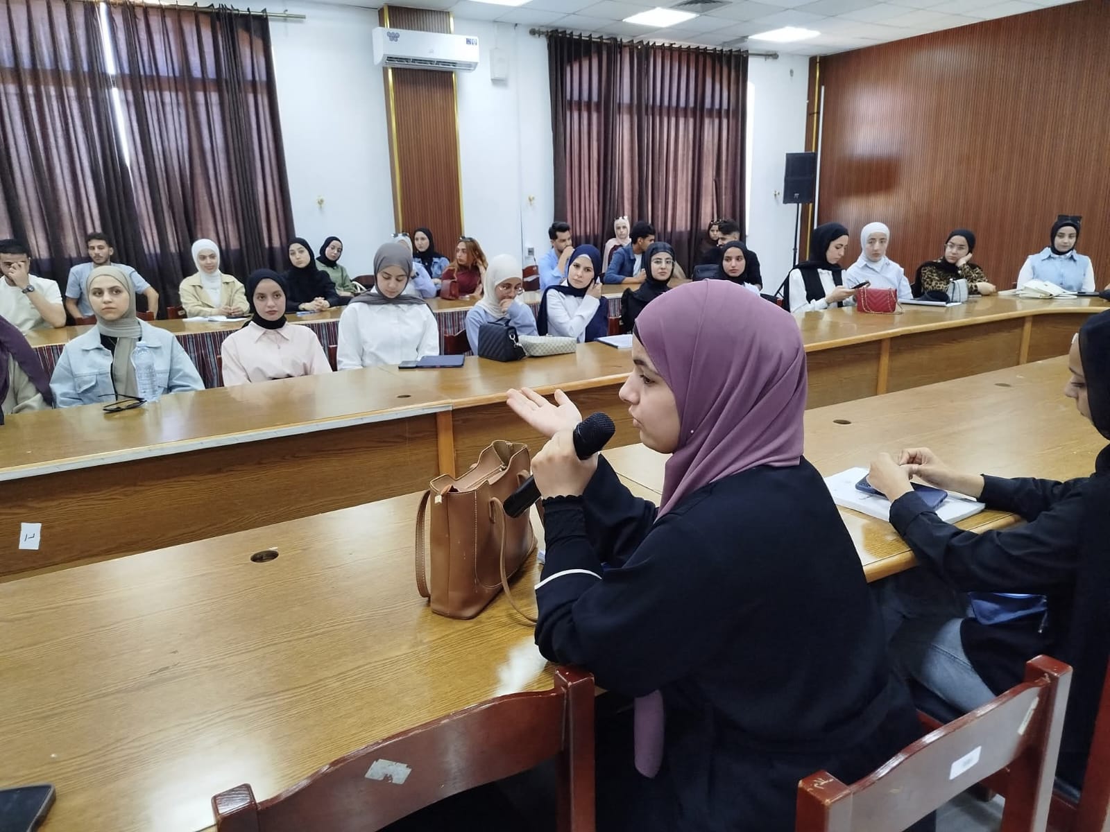 جلسة نقاشية في الجامعة الهاشمية تؤكد على أهمية انخراط الشباب الجامعي في العمل الحزبي: بين الواقع والمأمول.