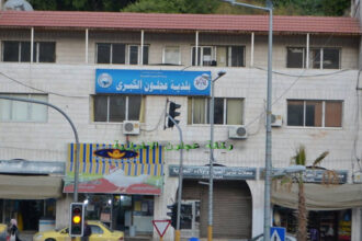 إغلاق مخبز وإنذارات لمحال تجارية في عجلون لعدم التزامها بالاشتراطات الصحية