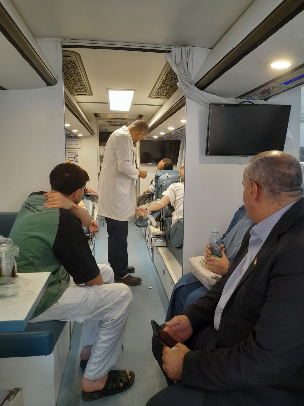 الخشمان يرعى حملة التبرع بالدم في حي جناعة بالزرقاء