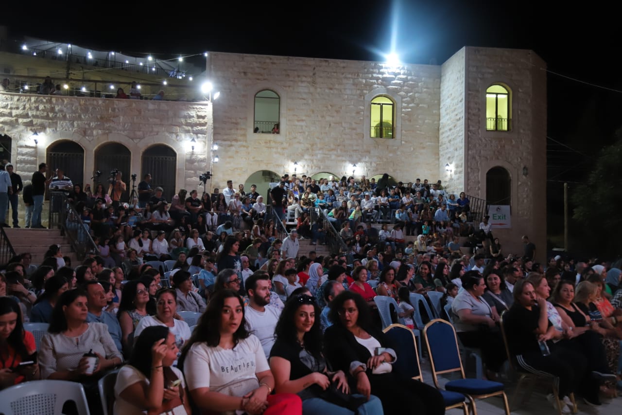 جمهور مهرجان الفحيص يعيش الطرب مع فرقة تكات السورية وباسل جريسات