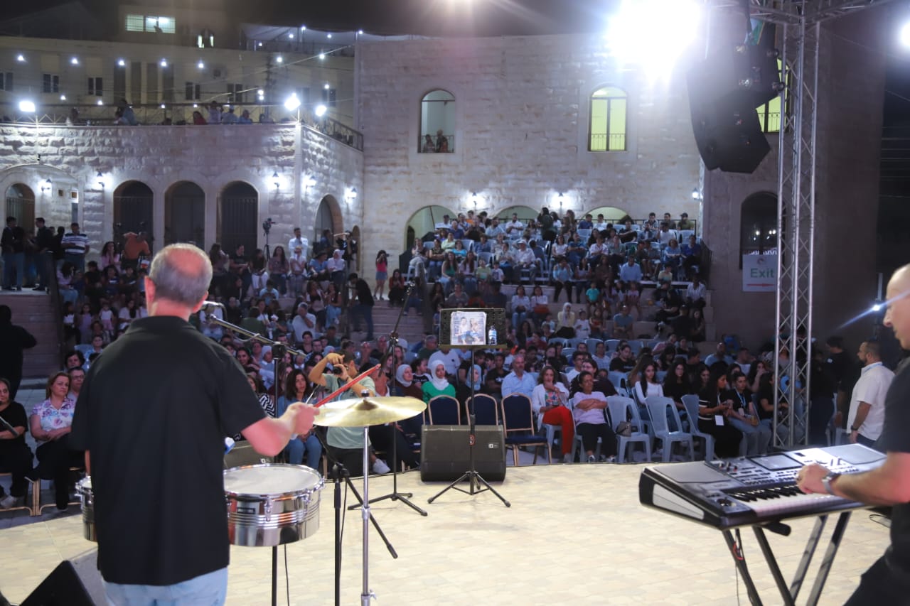 جمهور مهرجان الفحيص يعيش الطرب مع فرقة تكات السورية وباسل جريسات