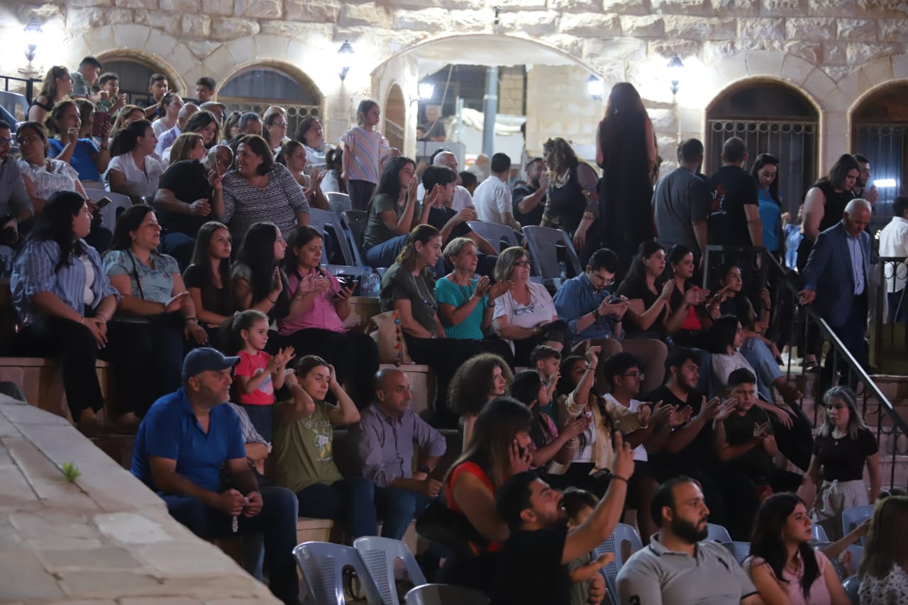 جمهور مهرجان الفحيص يعيش الطرب مع فرقة تكات السورية وباسل جريسات