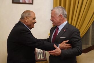 الملك يزور الشيخ الخريشا للاطمئنان على حالته الصحية