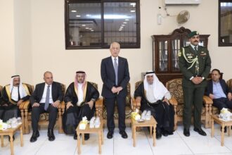 مندوبا عن الملك وولي العهد العيسوي يقدم واجب العزاء الى ه عشائر