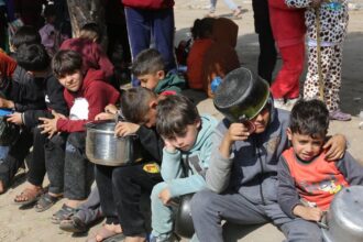 مأساة غزة تزداد: أكثر من 100 طفل يفقدون حياتهم بسبب الجوع وسوء التغذية