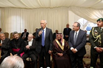 مندوبا عن الملك وولي العهد العيسوي يعزي عشيرة حداد وآل عصفور