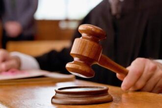 متهم بالقتل يحصل على إذن قضائي للسفر مع زوجته في الهند