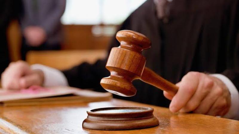 متهم بالقتل يحصل على إذن قضائي للسفر مع زوجته في الهند