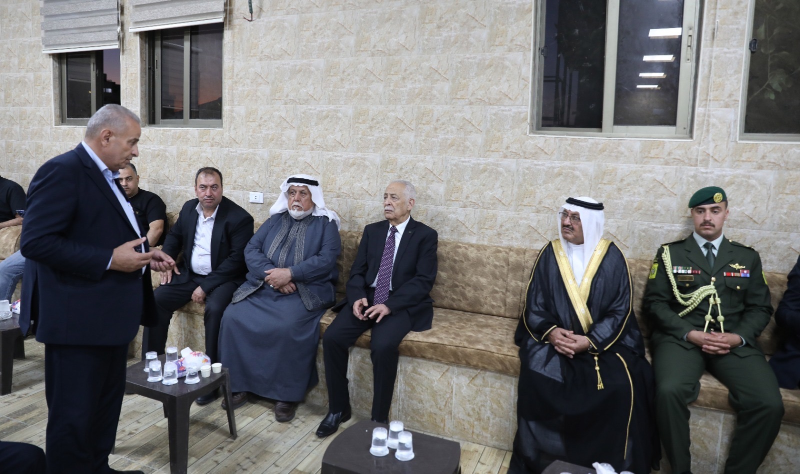 مندوبا عن الملك وولي العهد.. العيسوي يعزي عشيرة الصمادي"صورة"