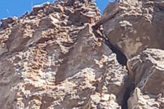 جبل متصدع يهدد حياة المواطنين في عمان