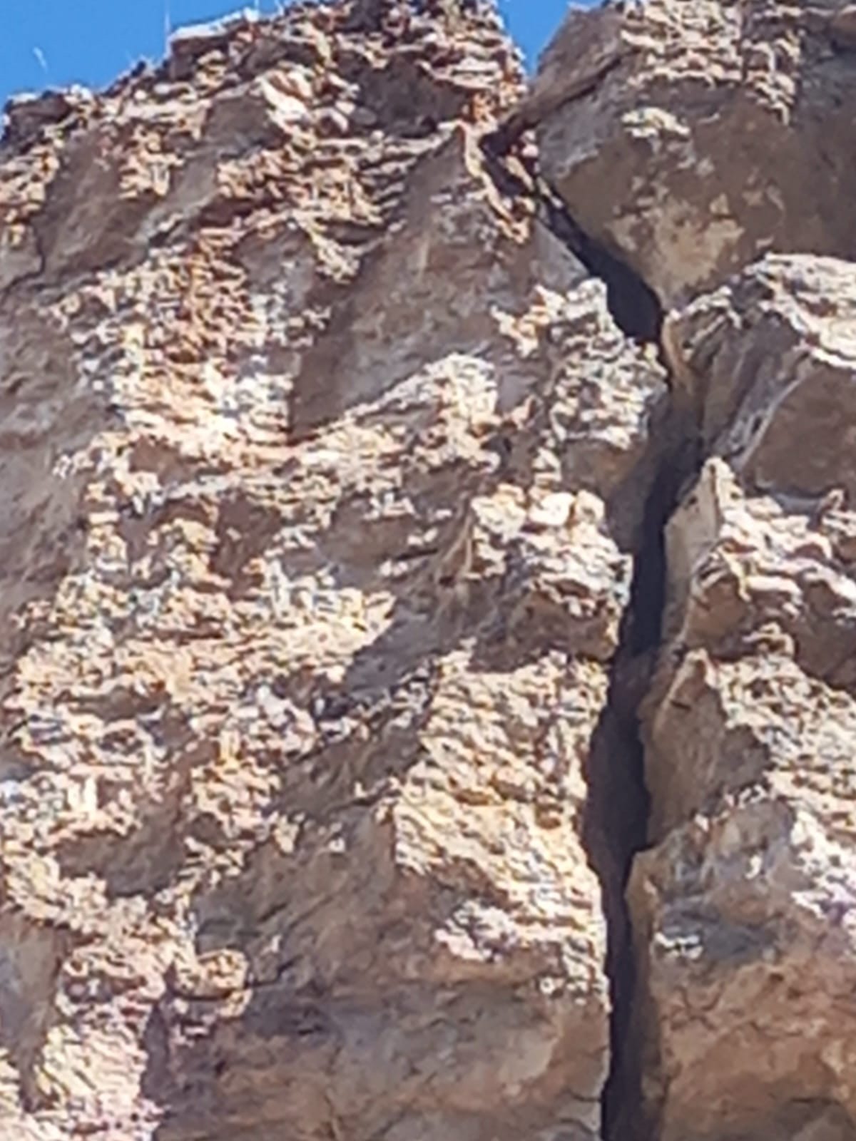 جبل متصدع يهدد حياة المواطنين في عمان