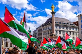 العلم الفلسطيني يرفرف حول العالم تضامناً وصموداً