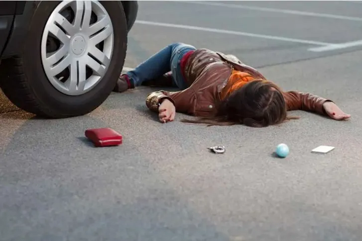 دهس شاحنة لفتاة عمدًا !! والكاميرا المخفية توثق الحادث