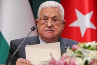مروحيتان أردنيتان تنقلان محمود عباس إلى عمّان تمهيدًا لزيارة لندن