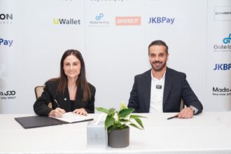 البنك الأردني الكويتي يوقّع مذكرة تفاهم مع شركة مدى لإطلاق خدمة "اشترِ الآن وادفع لاحقاً"