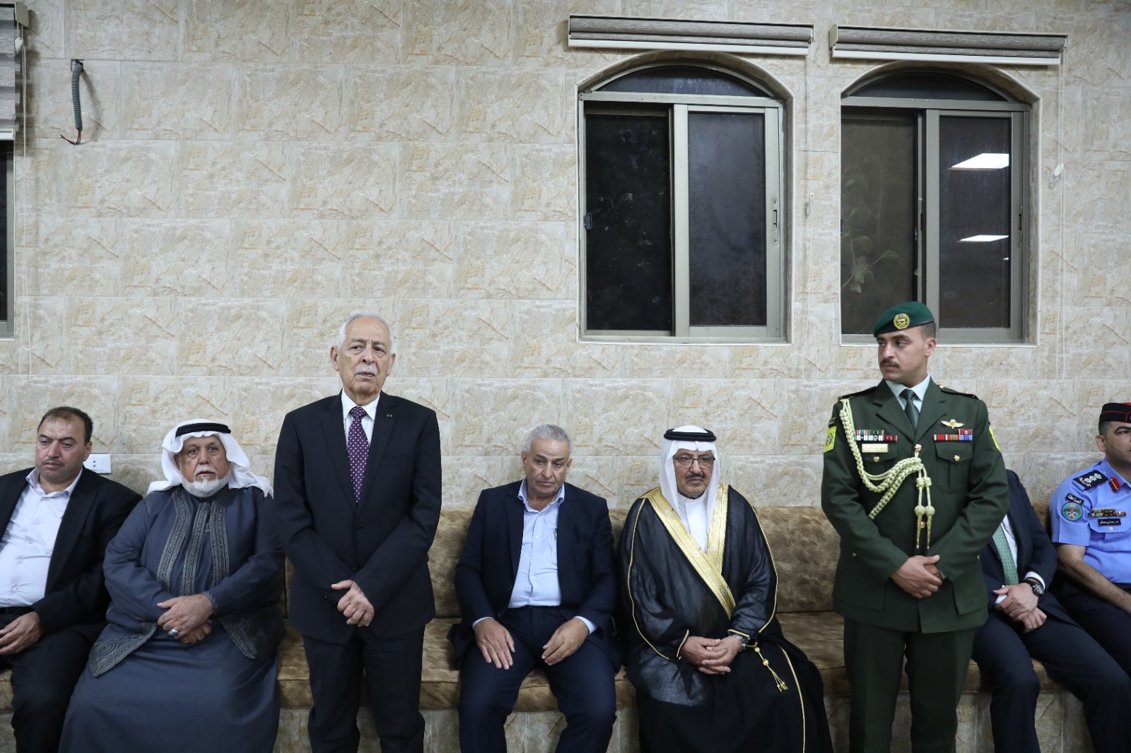 مندوبا عن الملك وولي العهد.. العيسوي يعزي عشيرة الصمادي