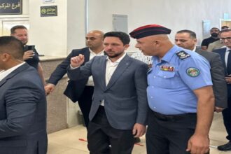 عاجل | ولي العهد يتفقد قسم ترخيص غرب عمان ويطالب بتسريع معاملات المواطنين