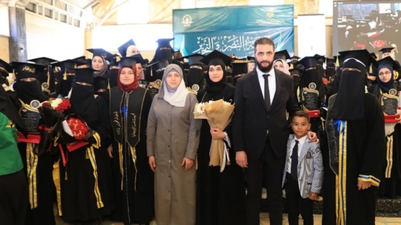 عقيلة الشرع تتخرج من جامعة إدلب بحضور رسمي