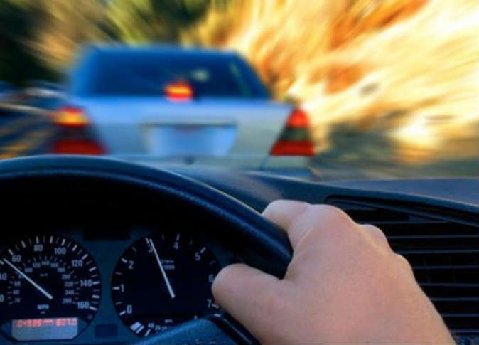 ضبط مركبات تسير بسرعة جنونية على طريق الأزرق