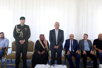 مندوبا عن الملك وولي العهد العيسوي يعزي عشيرة النهار