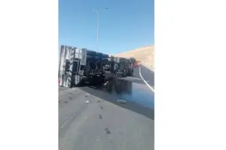 تدهور "تريلا" يغلق المسرب الأيسر على طريق النقب باتجاه عمّان
