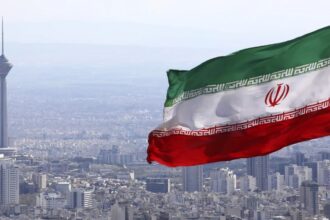 إيران تستدعي سفراءها لدى بريطانيا وفرنسا وألمانيا بعد إعادة تفعيل العقوبات