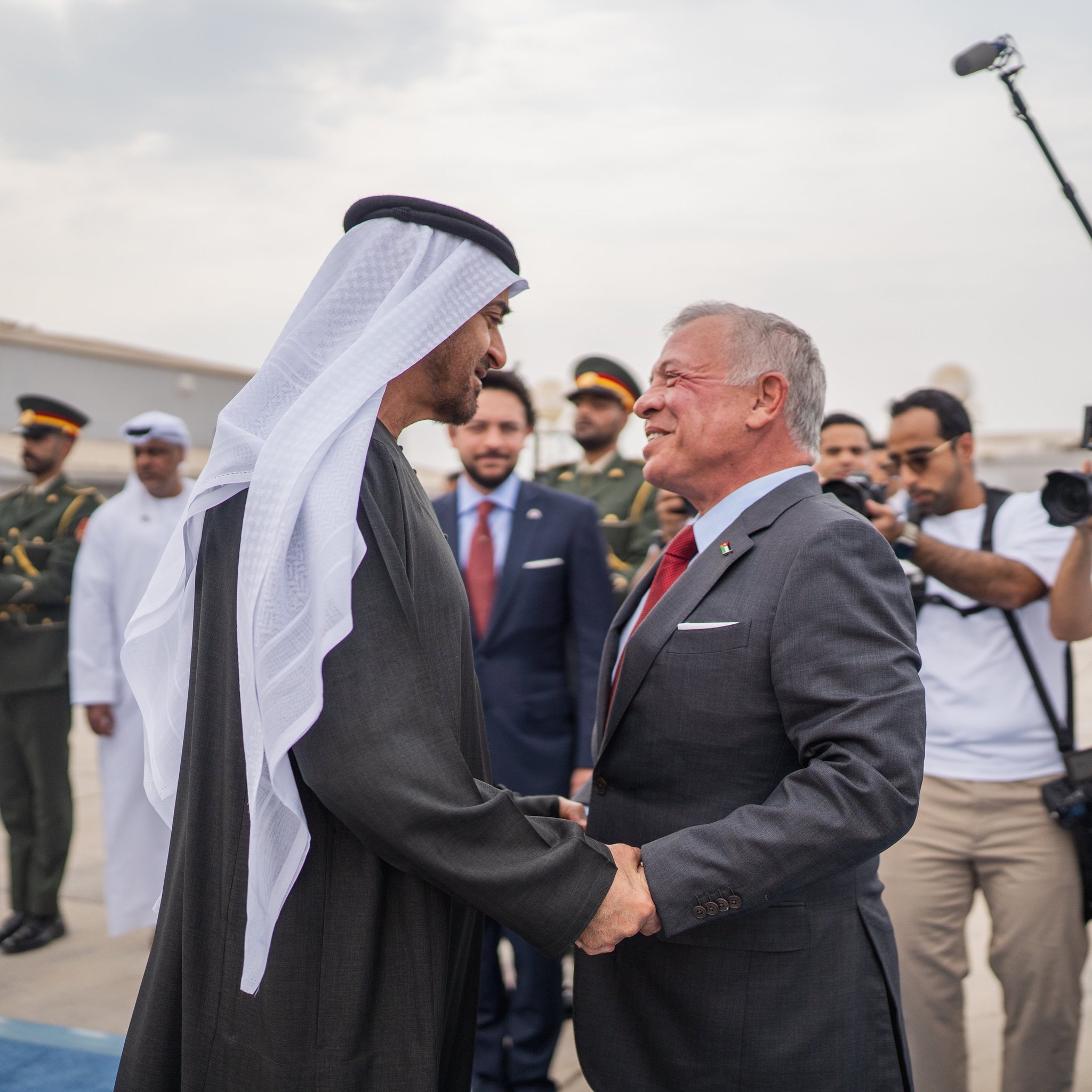 عاجل | الملك ومحمد بن زايد يبحثان المستجدات الإقليمية والعلاقات الثنائية
