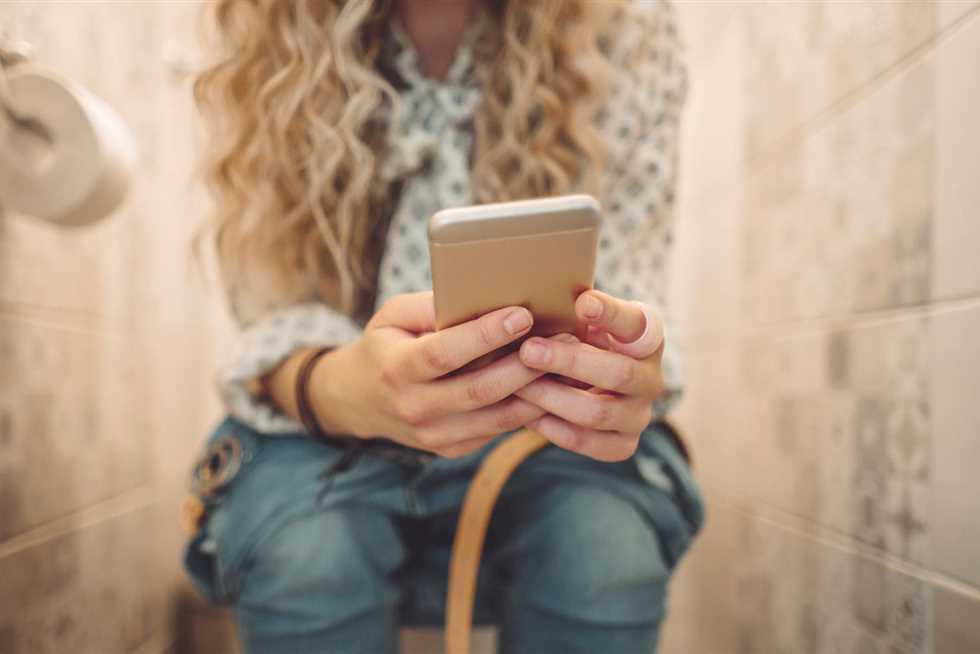هل تقضي وقتًا طويلًا في الحمام مع هاتفك؟ اكتشف المخاطر