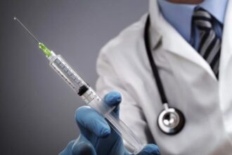ضبط عيادة غير مرخصة واعتقال طبيان مزوّري مهن طبية