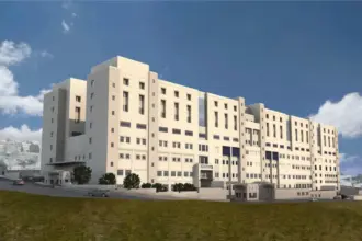 أردني يتبرع بقطعة أرض كمواقف سيارات لخدمة مراجعي مستشفى .. تفاصيل