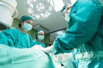 طبيب يتسبب بثقب في جمجمة مريض خلال عملية روتينية