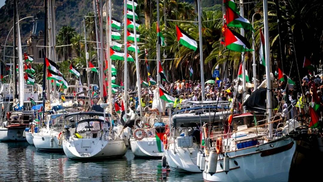 12 انفجارًا يستهدف سفن أسطول الصمود المتجه لغزة