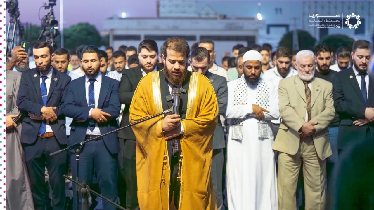 بالفيديو .. أدهم نابلسي يؤمّ المصلين في معرض دمشق الدولي