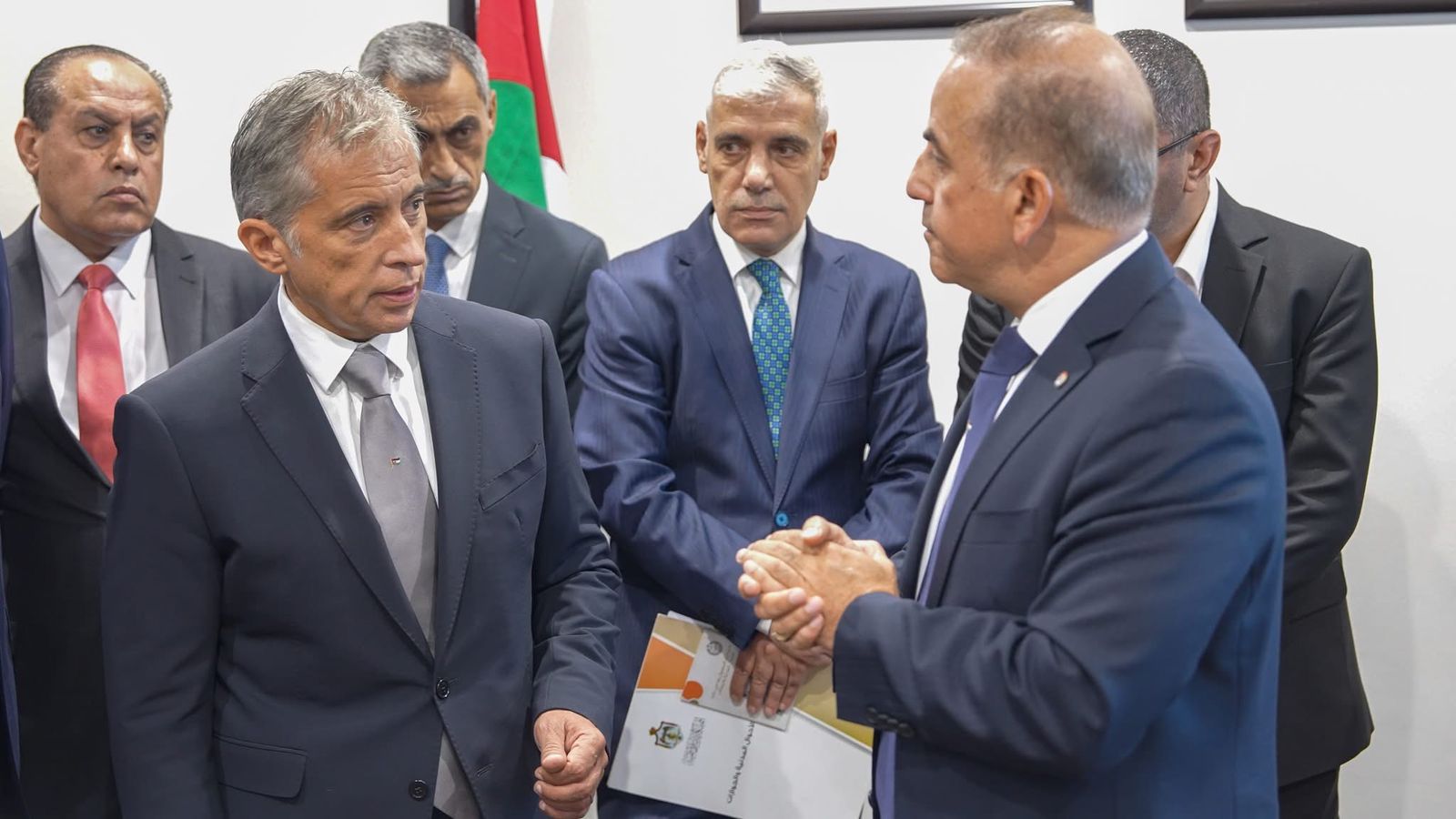 عاجل | جعفر حسان يطلع على واقع خدمات دائرة الأحوال المدنية