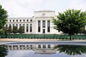 غموض سياسي واقتصادي يحيط بقرار الفيدرالي بشأن أسعار الفائدة